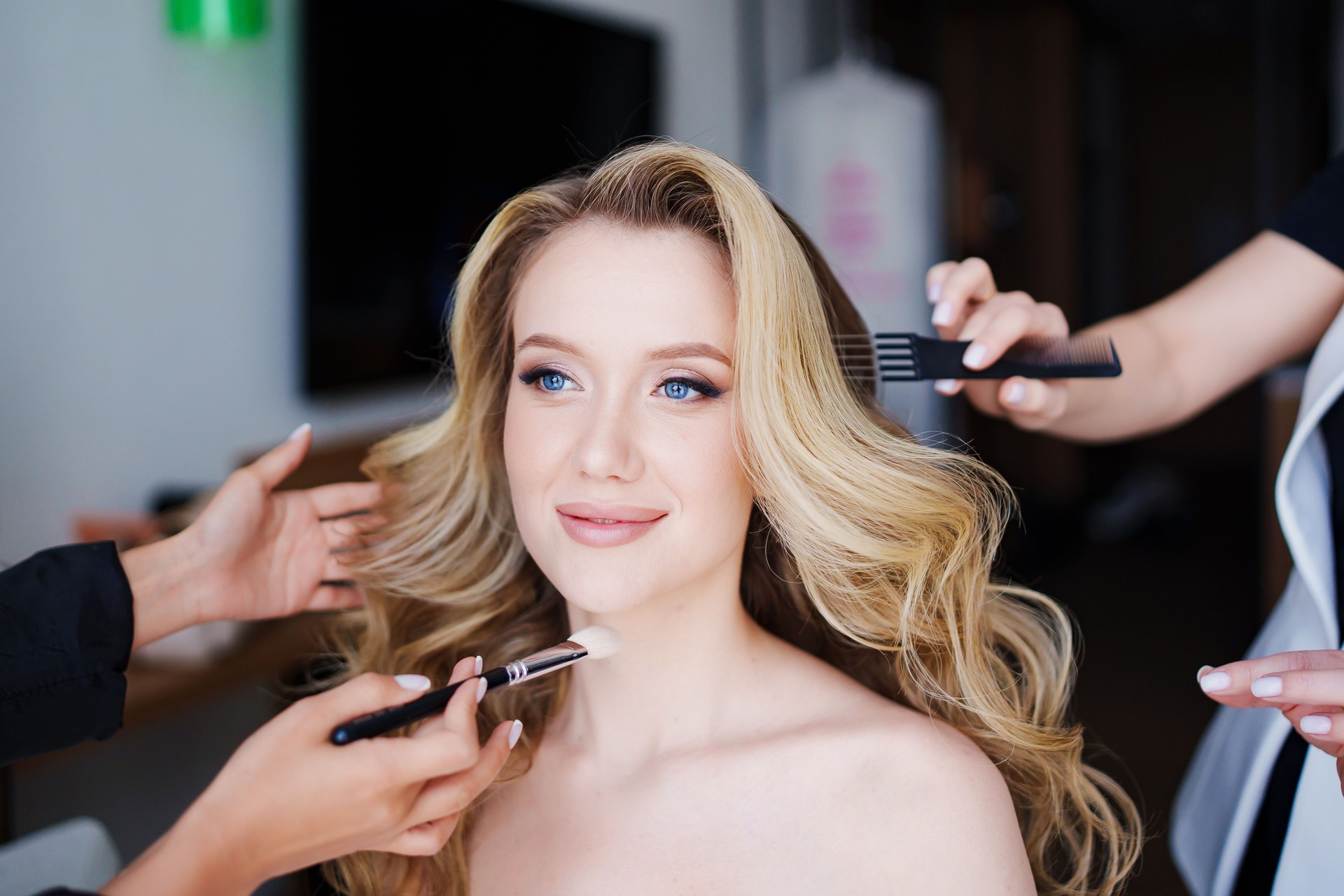 Morning of the bride. Make-up and hair styling for the bride on the wedding day.